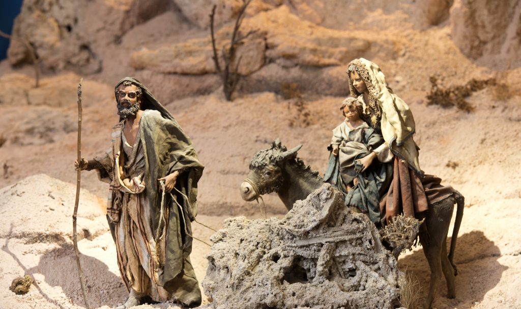 Ausschnitt „Flucht nach Ägypten“ (11m Krippe) Die heilige Familie auf der Flucht. Figuren Angela Tripi ( 30 cm), im Hintergrund eine Wurzel vom Hörnle.