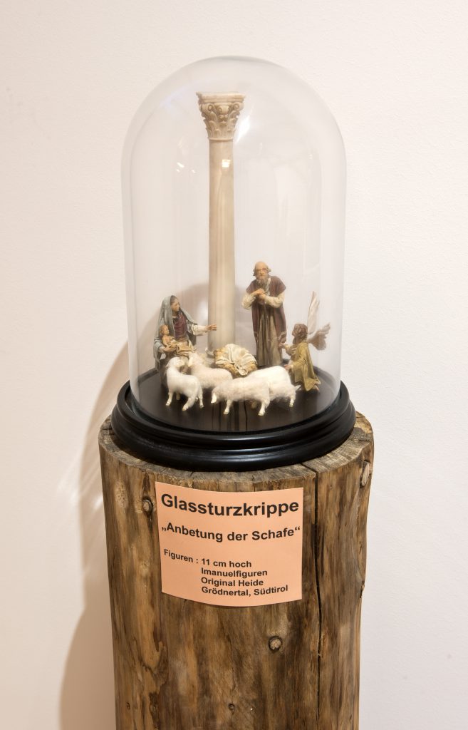 Glassturzkrippe von Angela Tripi Figuren: Die Anbetung der Schafe